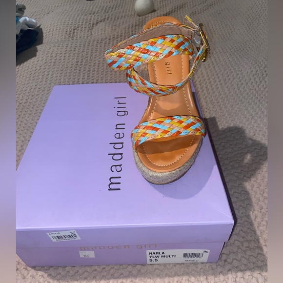 Madden Girl Wedge shoes - Picture 2 of 3